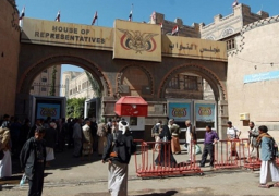 فى جلسة غير قانونية .. مجلس النواب اليمنى يصادق على المجلس الرئاسى