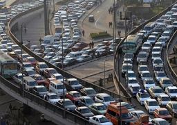 توقف حركة المرور عقب تصادم سيارتين بمحور صلاح سالم
