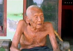 بالصور.. معمر إندونيسي يرجح أنه الأكبر في العالم..عمره 145 عامًا يعيش مع أحفاد أحفاده