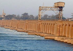 وزير الري يتلقى تقريرا عن مشروع قناطر أسيوط الجديدة