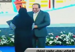 بالفيديو .. الرئيس يسلم عقود الشقق الجديدة بمنطقة غيط العنب بالاسكندرية