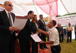 مدبولي وعشماوي يسلمان عقود 816 وحدة سكنية للمستفيدين بالإسكان الاجتماعى بالوادي الجديد