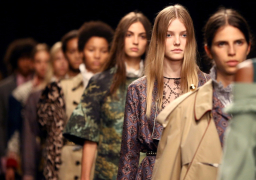 أسبوع لندن للأزياء يستلهم الأشكال الهندسية و أزياء الثمانينات