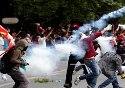 الأمن التركي يفرق محتجين على تشييد جدار على الحدود السورية