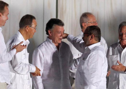 الحكومة الكولومبية توقع اتفاق سلام تاريخي مع حركة “فارك” المتمردة