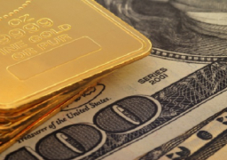 الذهب يرتفع مع هبوط الأسهم والدولار يكبح المكاسب
