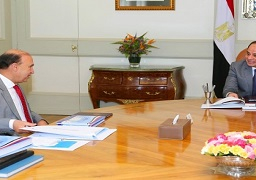 الرئيس السيسي يستعرض جهود تطوير هيئة قناة السويس والتنمية المجتمعية بمدن القناة