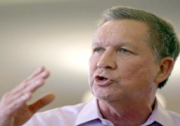 السفير البريطاني بالقاهرة يشارك المصريين فرحتهم بالعيد بمحيط مسجد مصطفى محمود