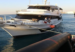 القوات البحرية تنجح فى إخماد حريق شب على أحد اللنشات السياحية بالغردقة