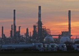 النفط يتراجع متأثرا بزيادة المخزونات الأمريكية