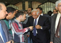 بالفيديو والصور..وزير النقل يطمئن على توافر تذاكر قطارات العيد خلال جولته بمحطة مصر