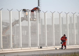 بريطانيا تبني جدارا ضد المهاجرين “قريبا” في كاليه