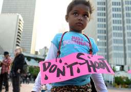 تظاهرة في كاليفورنيا احتجاجا على مقتل رجل اسود