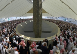 ضيوف الرحمن يواصلون رمى الجمرات وانتهاء المناسك غداً