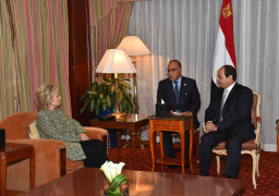 بالصور …. الرئيس السيسي يلتقي هيلاري كلينتون بمقر إقامته بنيويورك