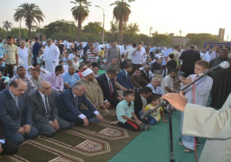 محافظ المنيا يؤدي صلاة عيد الأضحي بساحة الثانوية العسكرية