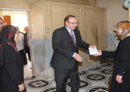 محافظ بني سويف يهنئ المسنين بالعيد ويوزع عليهم الهدايا