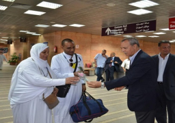 محافظ قنا يستقبل حجاج بيت الله الحرام بمطار الأقصر الدولي