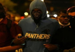 محتجو تشارلوت يطالبون باستقالة رئيس البلدية