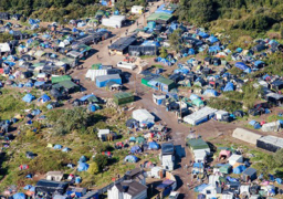 فرنسيون يغلقون طريقا رئيسيا للمطالبة بإغلاق مخيم كاليه