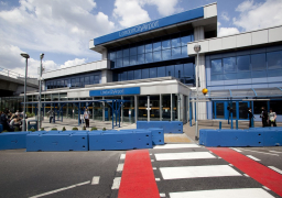 إغلاق مطار لندن سيتي بعد اجتياح متظاهرين للمدرج