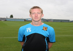 وفاة مدافع انجليزي على أرض الملعب بعد إصابته بنوبة قلبية