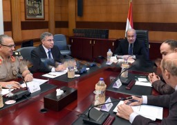 شريف إسماعيل يلتقي وزير التموين لمتابعة أزمة نقص السكر والأرز وإجراءات عاجلة لتوفير السكر بالأسواق.. واستيراد 420 ألف طن