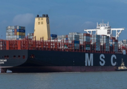 أكبر سفينة حاويات في العالم تعبر قناة السويس