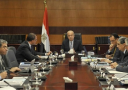 إسماعيل يبحث اليوم مع المجموعة الاقتصادية خطة الحكومة لضبط الأسواق