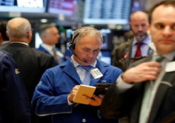 الأسهم الأمريكية تغلق منخفضة متأثرة بخسائر لشركات المنتجات الاستهلاكية