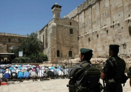 الإحتلال يغلق الحرم الإبراهيمي أمام المصلين 6 أيام ويفتحه للمستوطنين