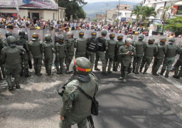 فنزويلا … الجيش يهدد باحتلال الشركات المشاركة بإضراب عام