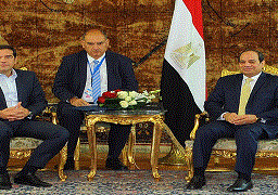 الرئيس يعقد جلسة مباحثات ثنائية مع رئيس الوزراء اليوناني على هامش القمة الثلاثية