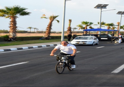 السيسى يتجول بشوارع شرم الشيخ منفردا ويلتقي مواطنين وسياح