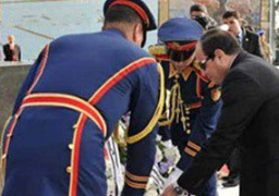 السيسي يضع أكاليل الزهور على قبر الجندى المجهول وناصر والسادات