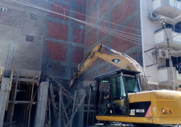 بالصور .. إزالة الأدوار المخالفة والتعديات علي أملاك الدولة بمناطق بحي شرق أسيوط