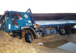 بالصور..غلق طريق قنا/سوهاج الصحرواي واجراء تحويلة مؤقتة عقب حادث السيول