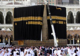 أمير مكة المكرمة يتشرف بغسل الكعبة المشرفة