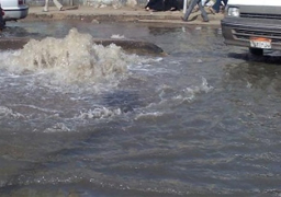 تكدس السيارات بمحور النصر بسبب كسر ماسورة مياه