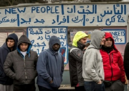 تواصل عمليات إخلاء مخيم كاليه رغم رفض بعض المهاجرين المغادرة