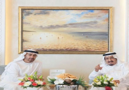 خادم الحرمين يبحث مع ولي عهد أبوظبي العلاقات الثنائية والأوضاع بالمنطقة