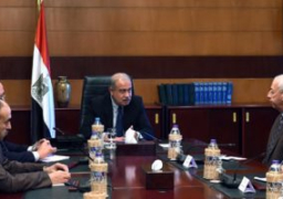 بالصور.. رئيس الوزراء يتابع مع محافظ أسوان المشروعات التنموية والخدمية
