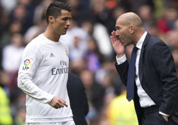 زيدان يدافع عن رونالدو ويؤكد “الدون” له دور إيجابي مع الفريق