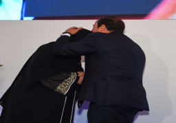 لفتة إنسانية من الرئيس السيسي تجاه والدة أحد شهداء الجيش في مواجهة الإرهاب
