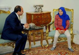 بالصور : الرئيس السيسي يكلف “الإسكان” بتوفير شقة لفتاة عربة البضائع بالإسكندرية