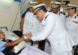 بالصور …. قيادات الشرطة تزور الضباط والجنود المصابين بالمجمع الطبى بالمعادى