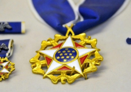 أوباما يمنح ميدالية الحرية لفنانين و رياضيين أمريكيين