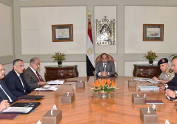 الرئيس يعقد اجتماعاً مع رئيس الوزراء وعدد من المسئولين لمتابعة موضوعات مختلفة