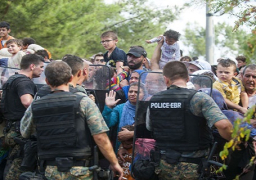 الشرطة اليونانية تعتقل 37 شخصا عقب اشتباكات بين المهاجرين والشرطة