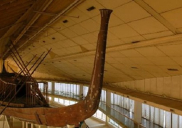 الفريق الأثري المصري الياباني يبدأ في رفع مجاديف دفة مركب خوفو الثانية